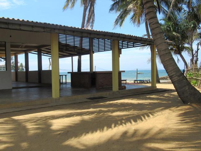 Ranveli Beach Hotel マウントラビニア エクステリア 写真